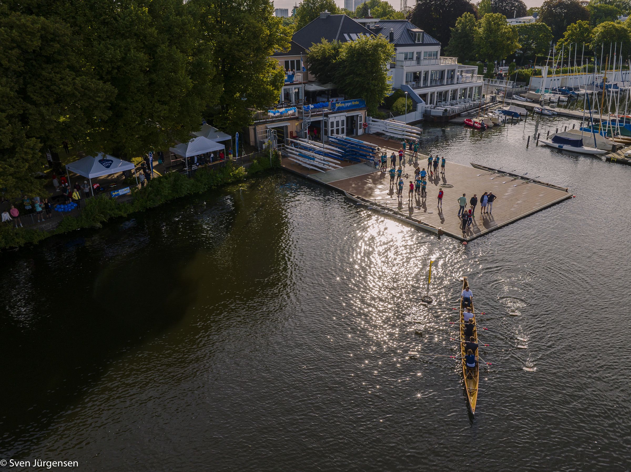 Ruderboot legt vom Steg ab, Blick von oben auf das Vereinsgelände